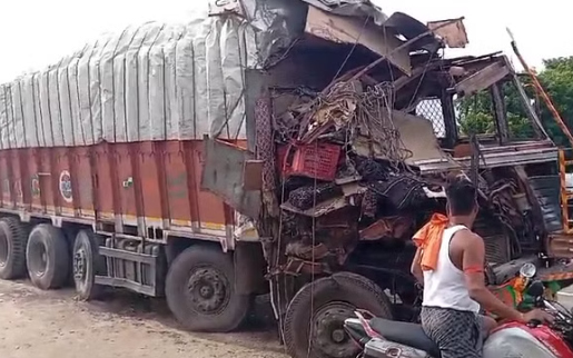 सीतापुर में भीषण सड़क हादसा, आमने-सामने टकराए तेज रफ्तार ट्रक, दो की दर्दनाक मौत