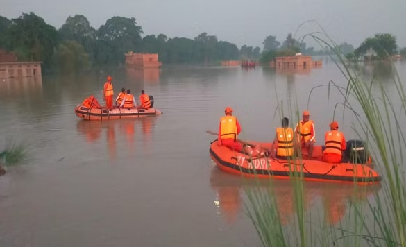 लहरों में बहा एनएच-31, तीन हजार की आबादी पानी में घिरी; बाढ़ के बीच NDRF ने संभाला मोर्चा