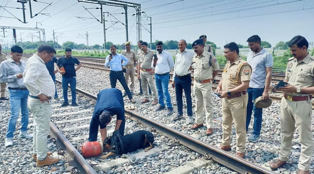 ट्रैक पर रखा हुआ था सिलेंडर, लोको पायलट और सहायक की सर्तकता से बचा हादसा