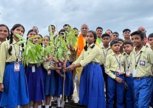 अयोध्या न्यास संस्था द्वारा विद्यालयों में रोपित किया गया पौधारोपण