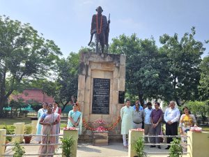 कुलपति ने राष्ट्रपिता महात्मा गांधी की प्रतिमा पर पुष्प अर्पित कर उन्हें श्रद्धांजलि दी