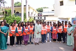 कुलपति ने राष्ट्रपिता महात्मा गांधी की प्रतिमा पर पुष्प अर्पित कर उन्हें श्रद्धांजलि दी