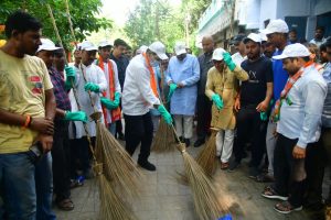 नगर विकास मंत्री ने गांधी जयंती के दिन मार्टिन पुरवा मलिन बस्ती में लगाया झाड़ू, उठाया कूड़ा