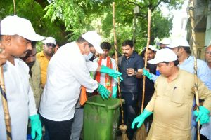 नगर विकास मंत्री ने गांधी जयंती के दिन मार्टिन पुरवा मलिन बस्ती में लगाया झाड़ू, उठाया कूड़ा