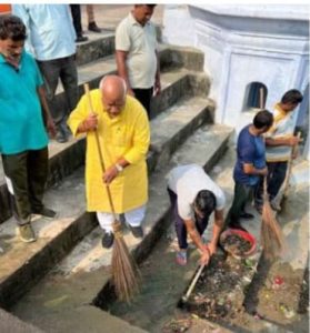 अयोध्या में महात्मा गांधी की जयंती पर भाजपा नेताओं कार्यकर्ताओं ने चलाया स्वच्छता अभियान