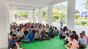 अवध विवि में शिक्षकों का न्यूनतम वेतनमान की मांग को लेकर धरना