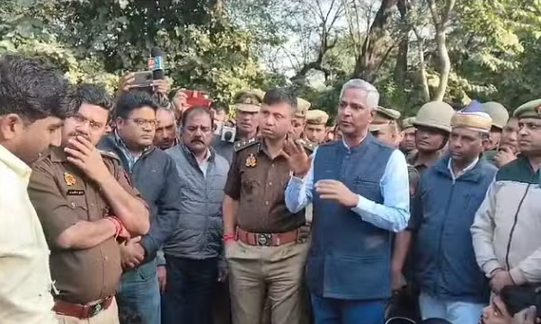 अवशेष देख भड़के गौ भक्त, मथुरा-वृंदावन मार्ग जाम; पुलिस ने लाठीचार्ज कर खदेड़ा