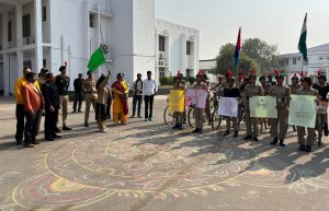 अवध विश्वविद्यालय में साइकिल रैली को कुलपति ने हरी झंडी दिखाकर किया रवाना