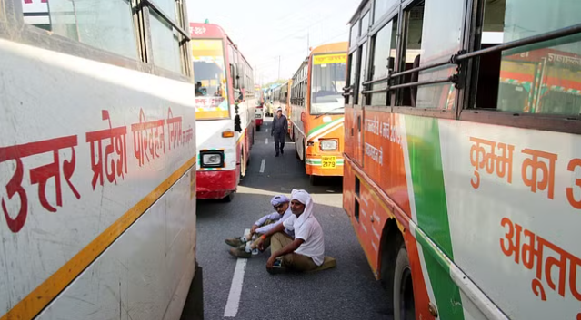 ठप हुई परिवहन की व्यवस्थाएं, लखनऊ में फंसे 52 हजार लोग, 30 हजार यात्री प्रयाग में अटके