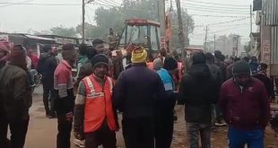 बिधूना में सड़क किनारे हटा अतिक्रमण, कहीं नरमी तो कहीं सख्ती दिखी, दुकानदारों ने प्रशासन पर लगाया भेदभाव का आरोप