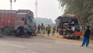 One dead and three injured in bus-truck collision in Kadipur