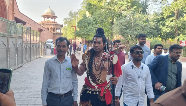 ताज देखने पहुंचा शिव वेशधारी...स्मारक पर हंगामा, त्रिशूल-डमरू बाहर रखवाकर दिया प्रवेश